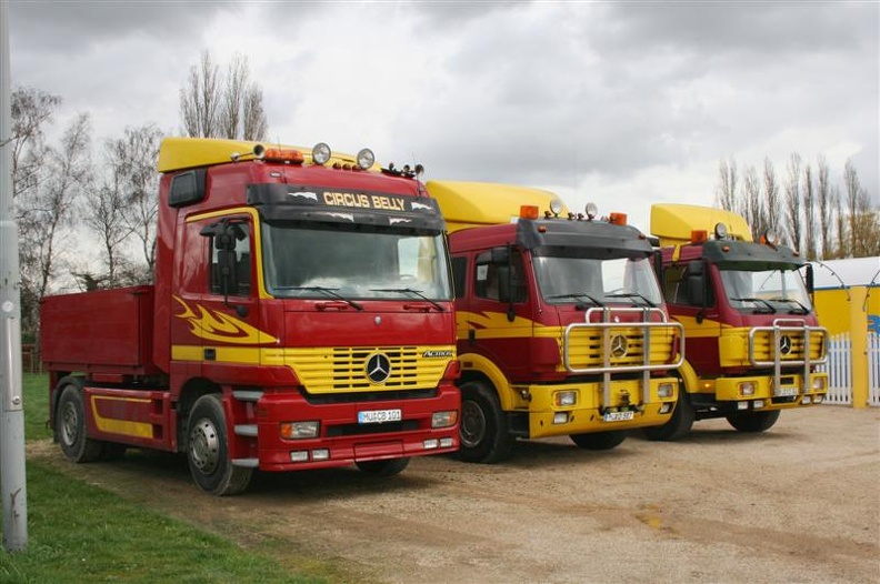 3_trucks_Mercedes_(vanaf_links).JPG
