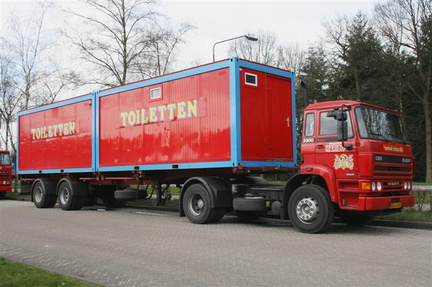 truck DAF 2300 T (VN-43-ST) met trailer tbv toilet-containers