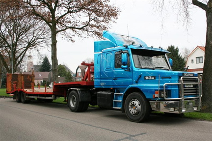 truck Scania 113H (OPR-VG-2) en open trailer tbv heftruck en tractor