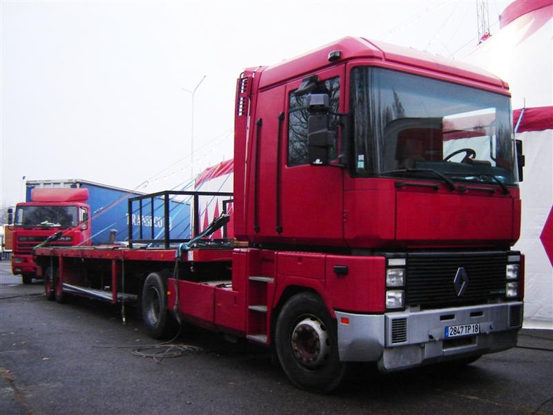 Renault truck platte trailer tbv chapiteau (middenbouwwagen)