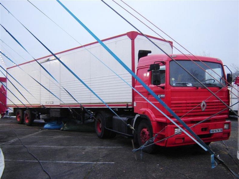 Renault truck gesloten dubbelasser trailer