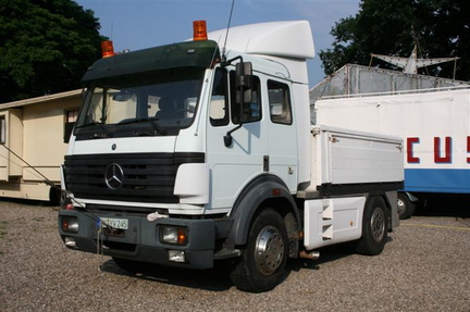 truck Mercedes Benz (EN-YW-245) met open laadbak