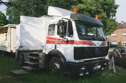 truck Mercedes Benz 1426 (EN-ZH-912) met woonunit