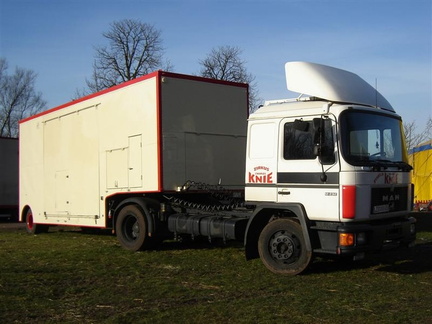 MAN 12-232 truck (LER-AY-450) en verblijf geiten (boerderijdieren)