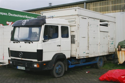 truck Mercedes (SAW-D-588) tbv dierentransport