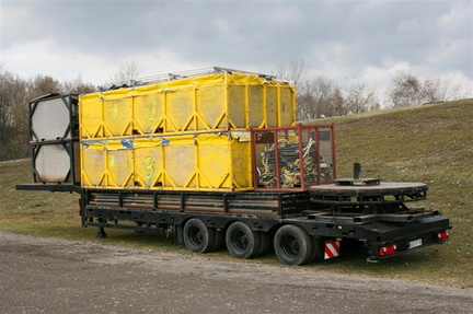 trailer (open drie-asser) met materialen (BOR-FF-96)