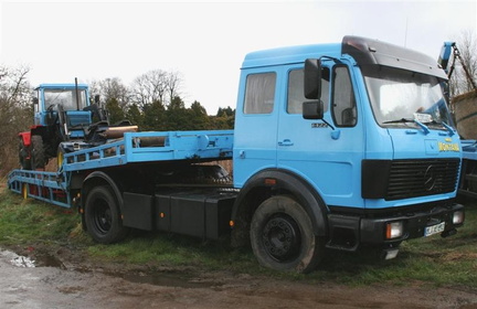 truck Mercedes 1422 (OL-XE-192) met open trailer tbv tractor