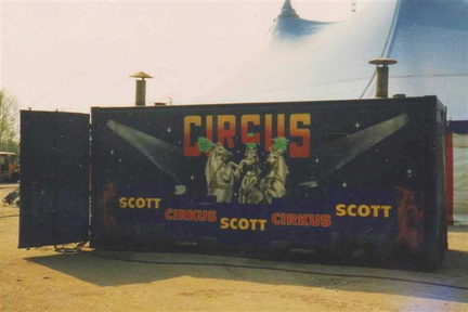 zeecontainer met beschildering (stickers Cirkus Scott)