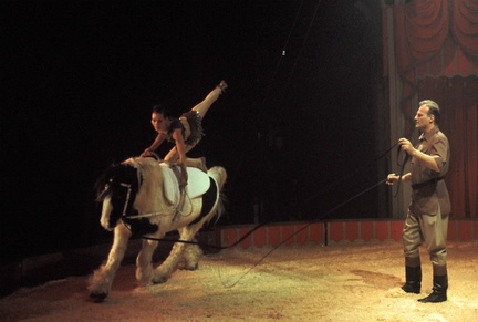 03 9-915 Christina acrobatiek te paard
