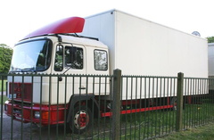 truck MAN (HS-L-680) met gesloten laadbak