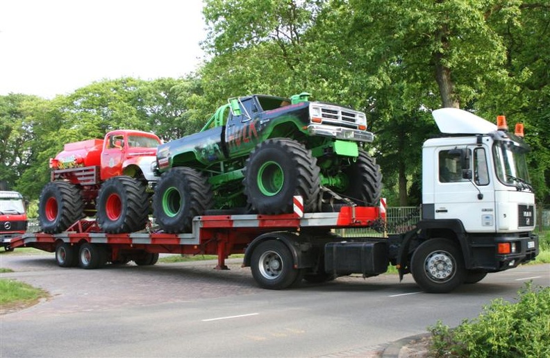 truck_MAN_19-322_(HS-L-7003)_met_trailer_(tandem-asser)_tbv_transport_monster_trucks.JPG