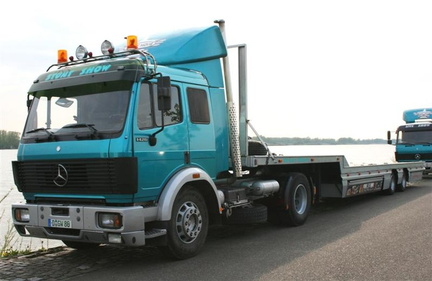 truck Mercedes 1426 (D-GW-88) met trailer (tandem-asser) tbv transport monster trucks