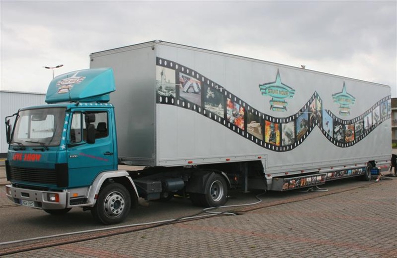 truck_Mercedes_1120_(D-GW-5557)_met_trailer_(enkel-asser)_tbv_aggregaat_en_woonruimte_personeel_(D-GW-5559)(rechts).JPG