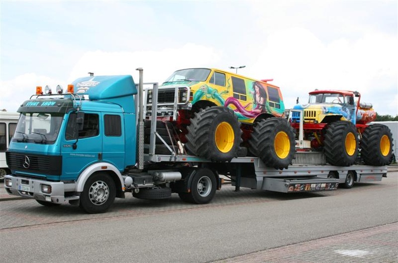 truck_Mercedes_1426_(D-GW-88)_met_trailer_(tandem-asser)_tbv_transport_monster_trucks_(rechts).JPG