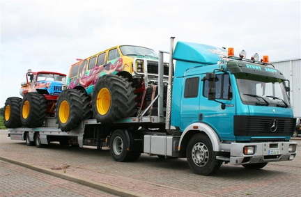 truck Mercedes 1426 (D-GW-88) met trailer (tandem-asser) tbv transport monster trucks (links)