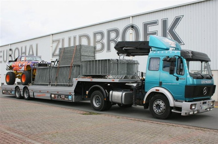 truck Mercedes 1426 (D-GW-5550) met trailer (tandem-asser) tbv transport hekwerk en monstertruck (voor)