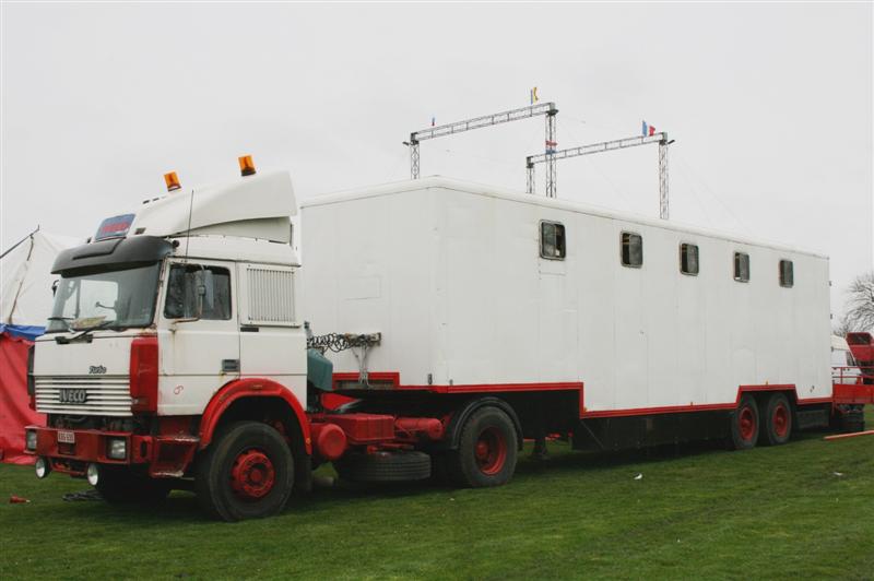 truck Iveco (KRG-690) met trailer (tandemasser) tbv dierentransport (UGA-192)